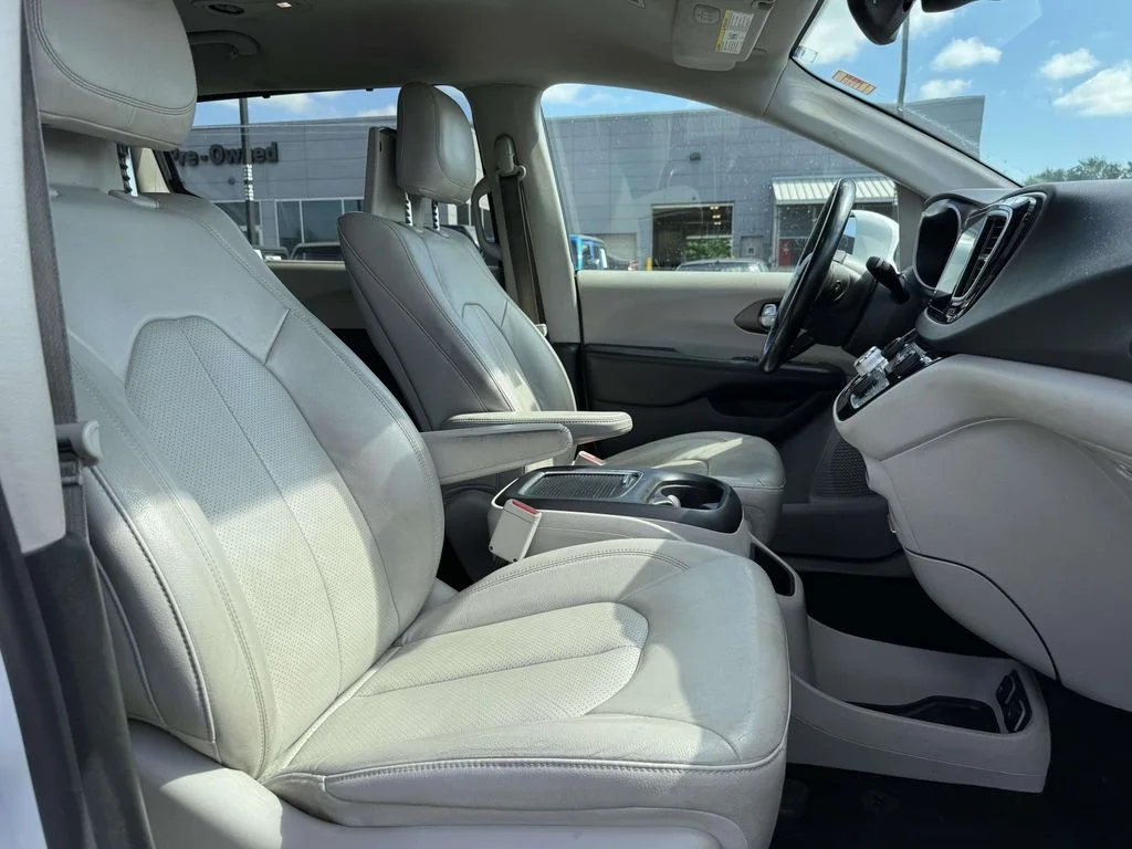 Used 2018 White Chrysler Touring L Plus image 13