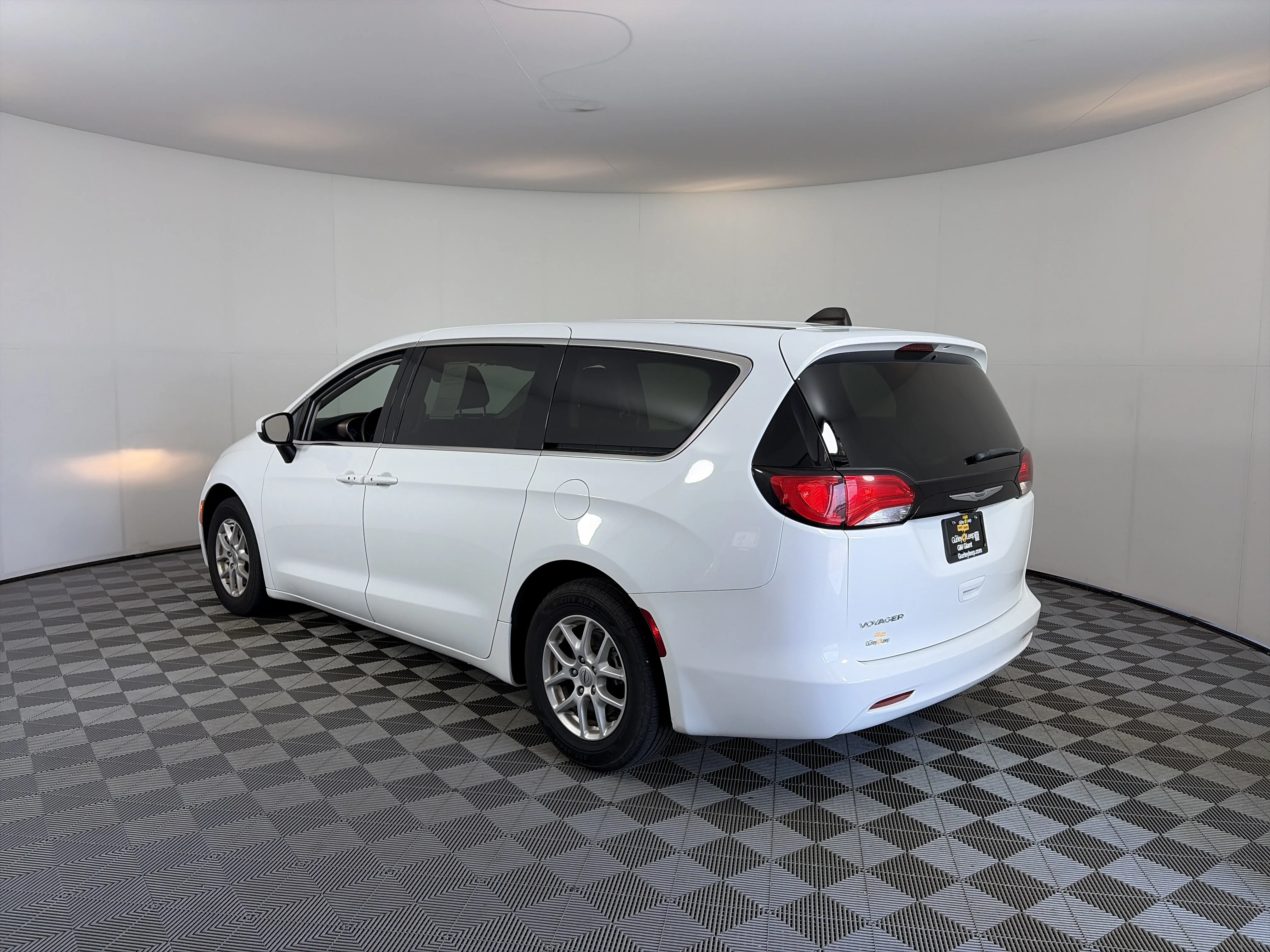 Used 2023 White Chrysler LX image 9