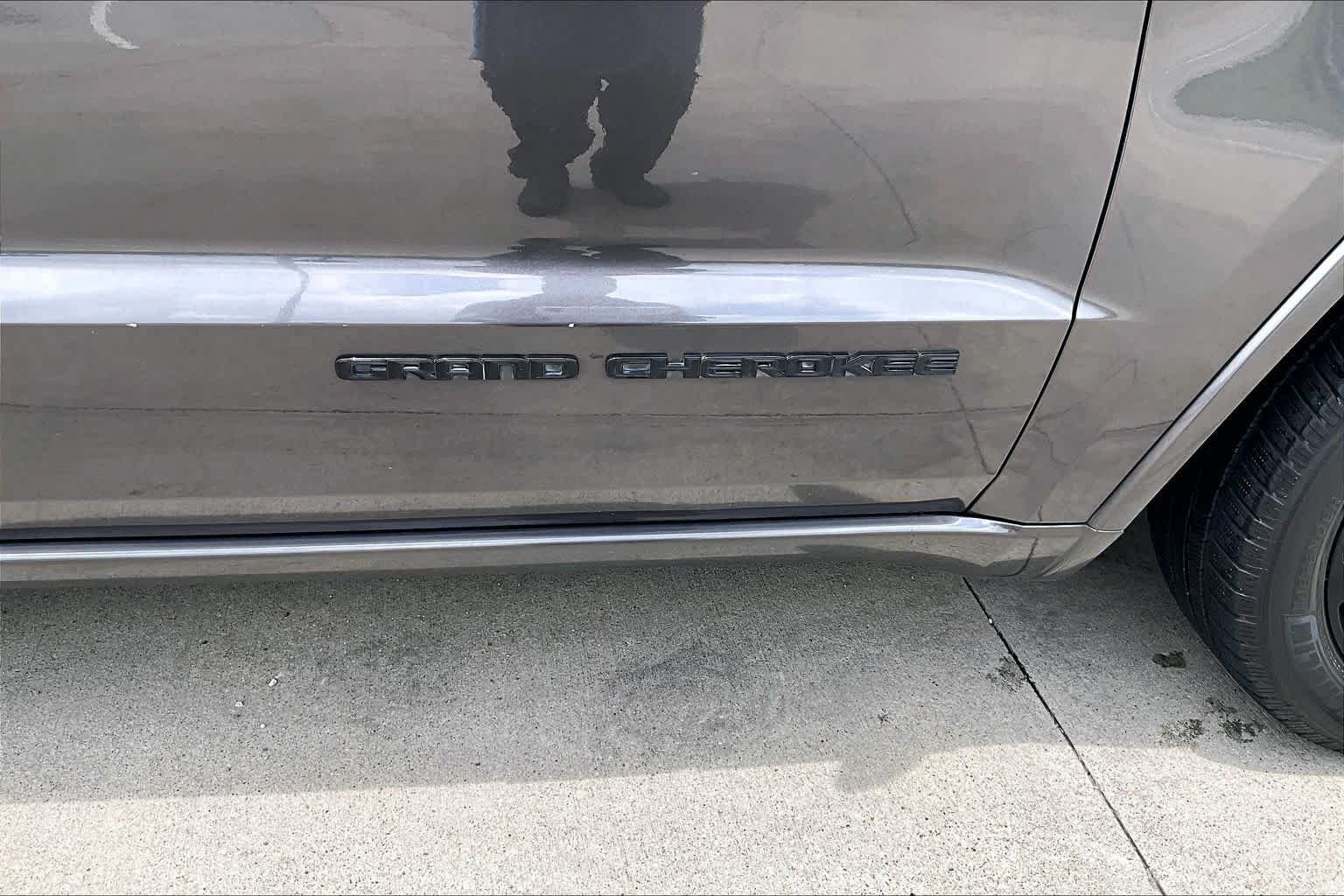 Used 2019 Granite Crystal Metallic Clearcoat Jeep Altitude image 10