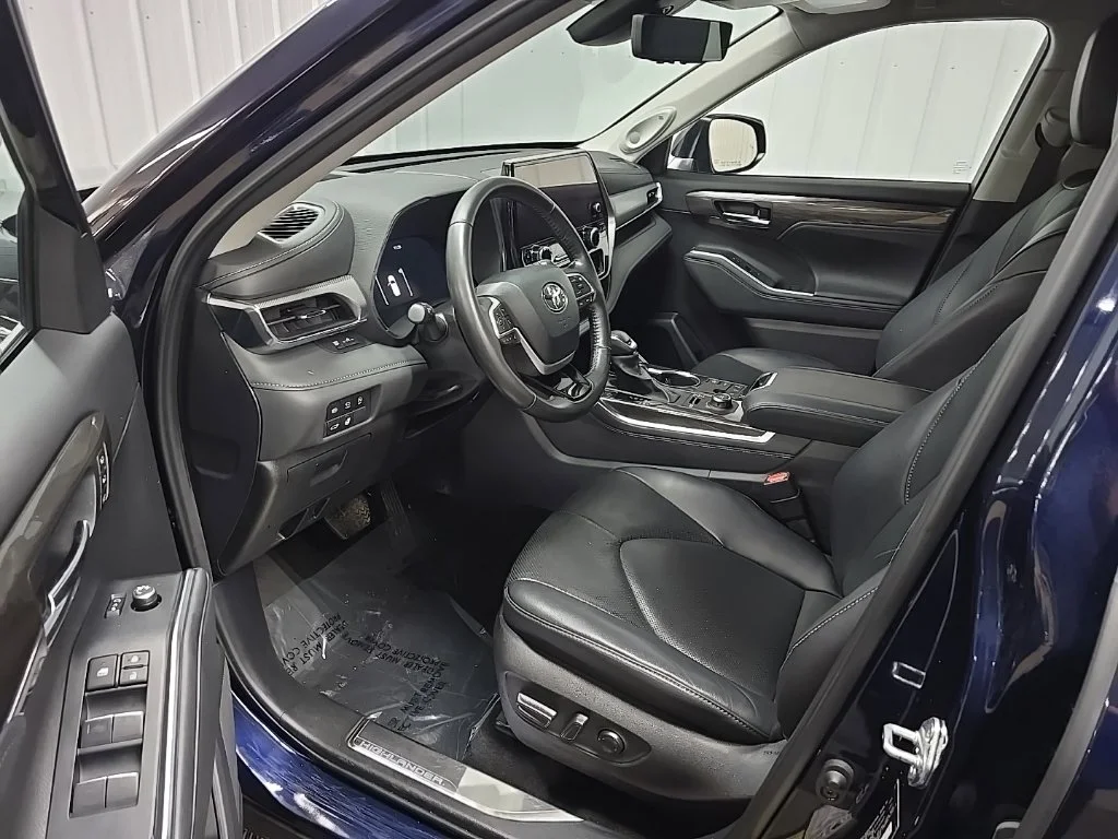 Used 2024  Toyota Platinum image 29