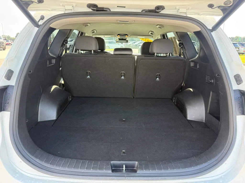 Used 2023 White Hyundai SEL image 20