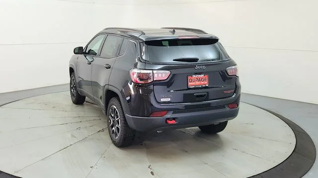 New 2026 Diamond Black Crystal Pearl-Coat Exterior Paint Jeep Trailhawk image 8