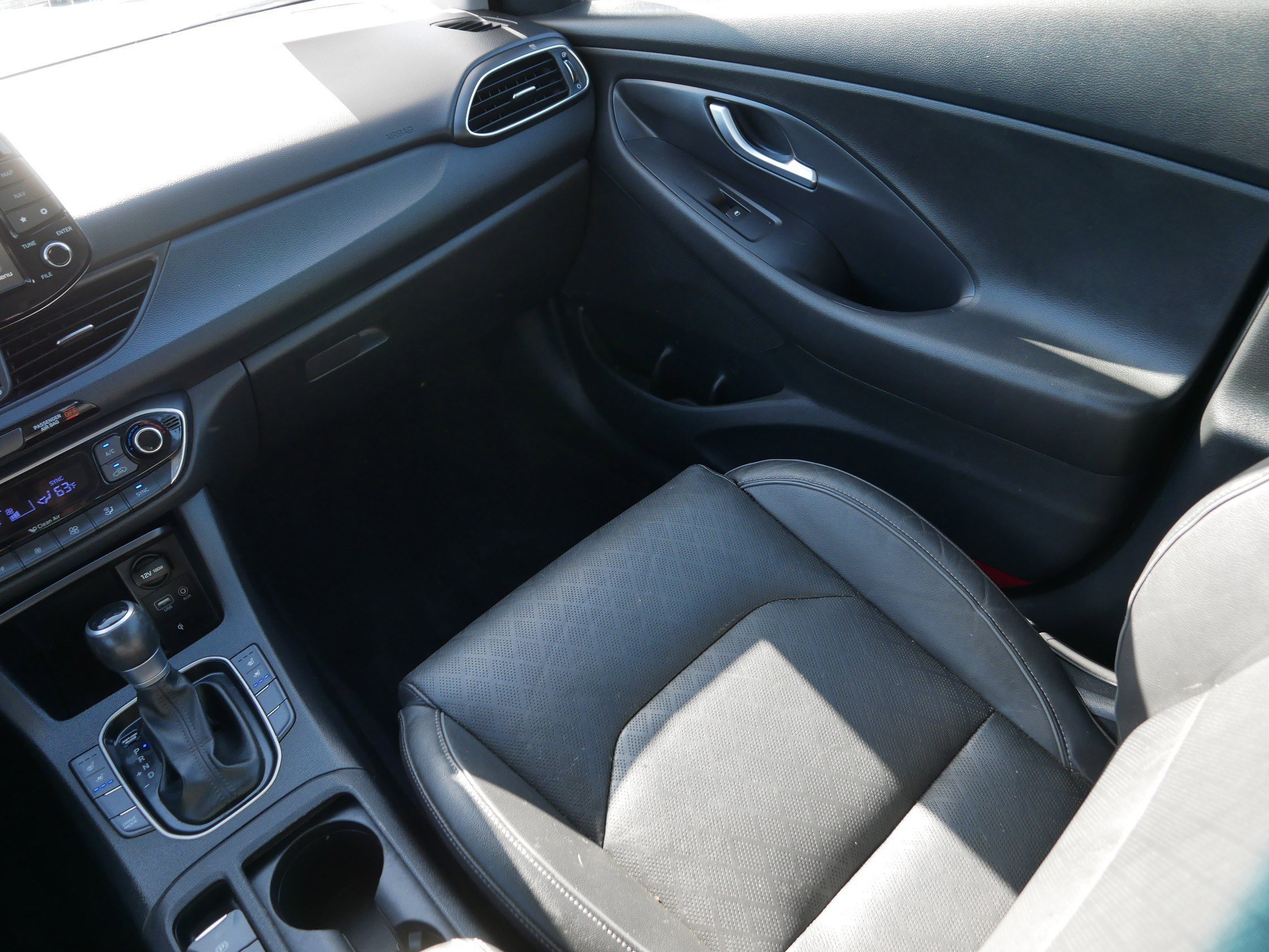 Used 2018 Ceramic White Hyundai  image 11