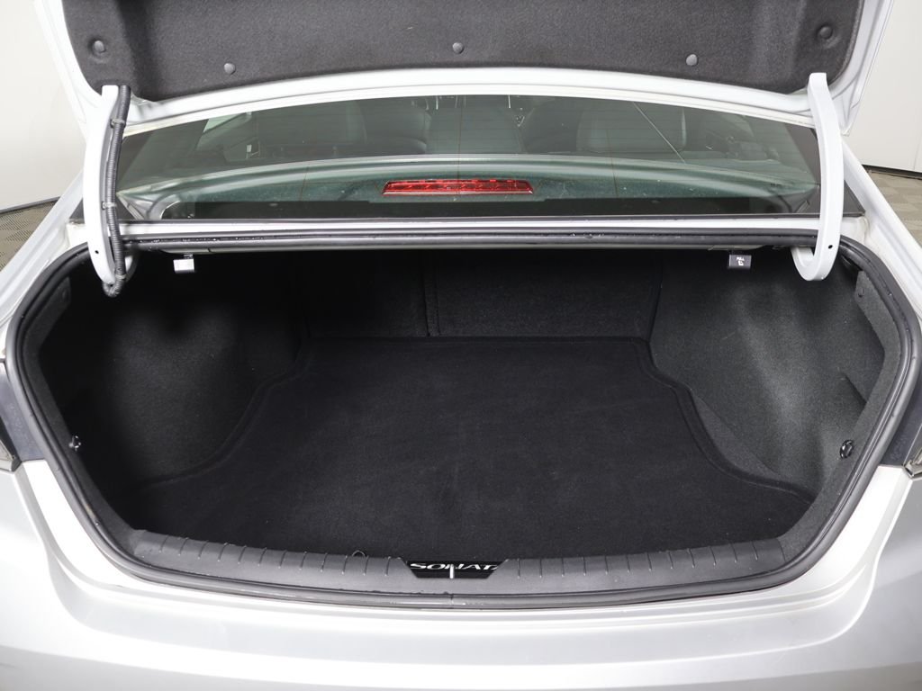 Used 2019 Silver Hyundai Sport image 15