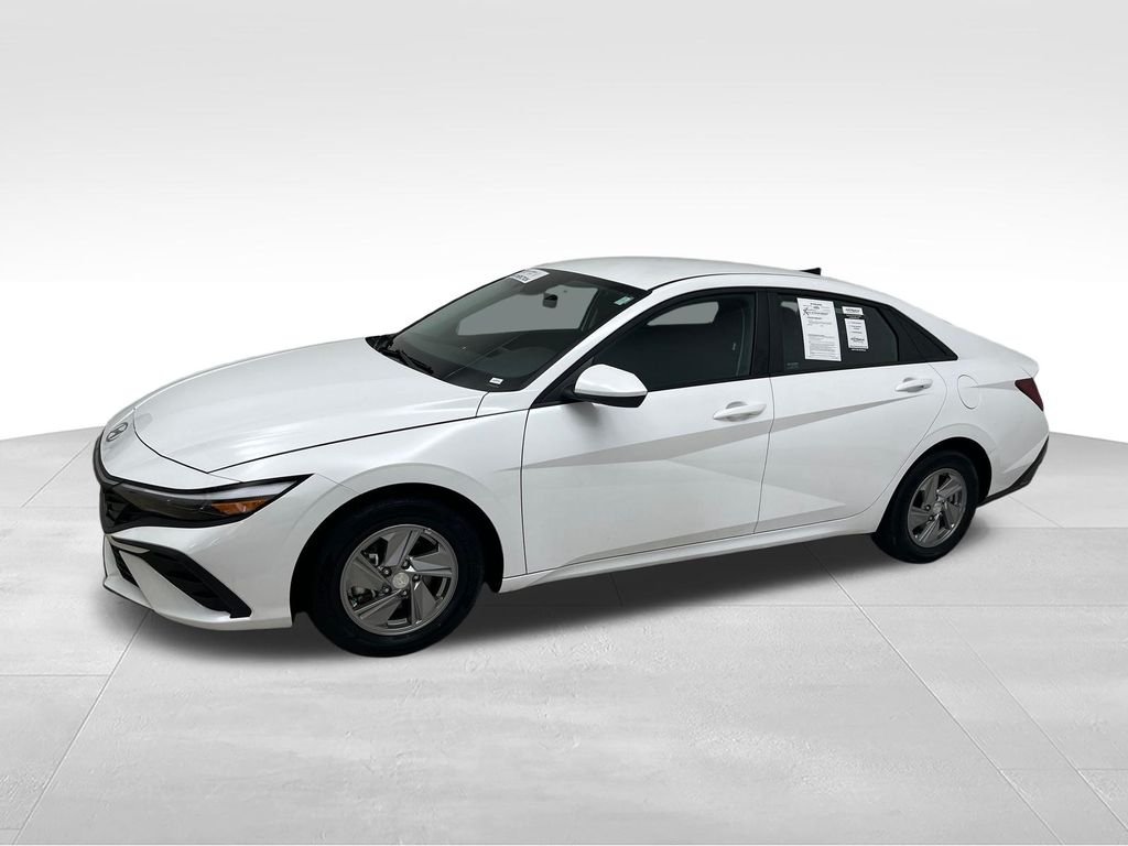 Used 2025 White Hyundai SE image 2