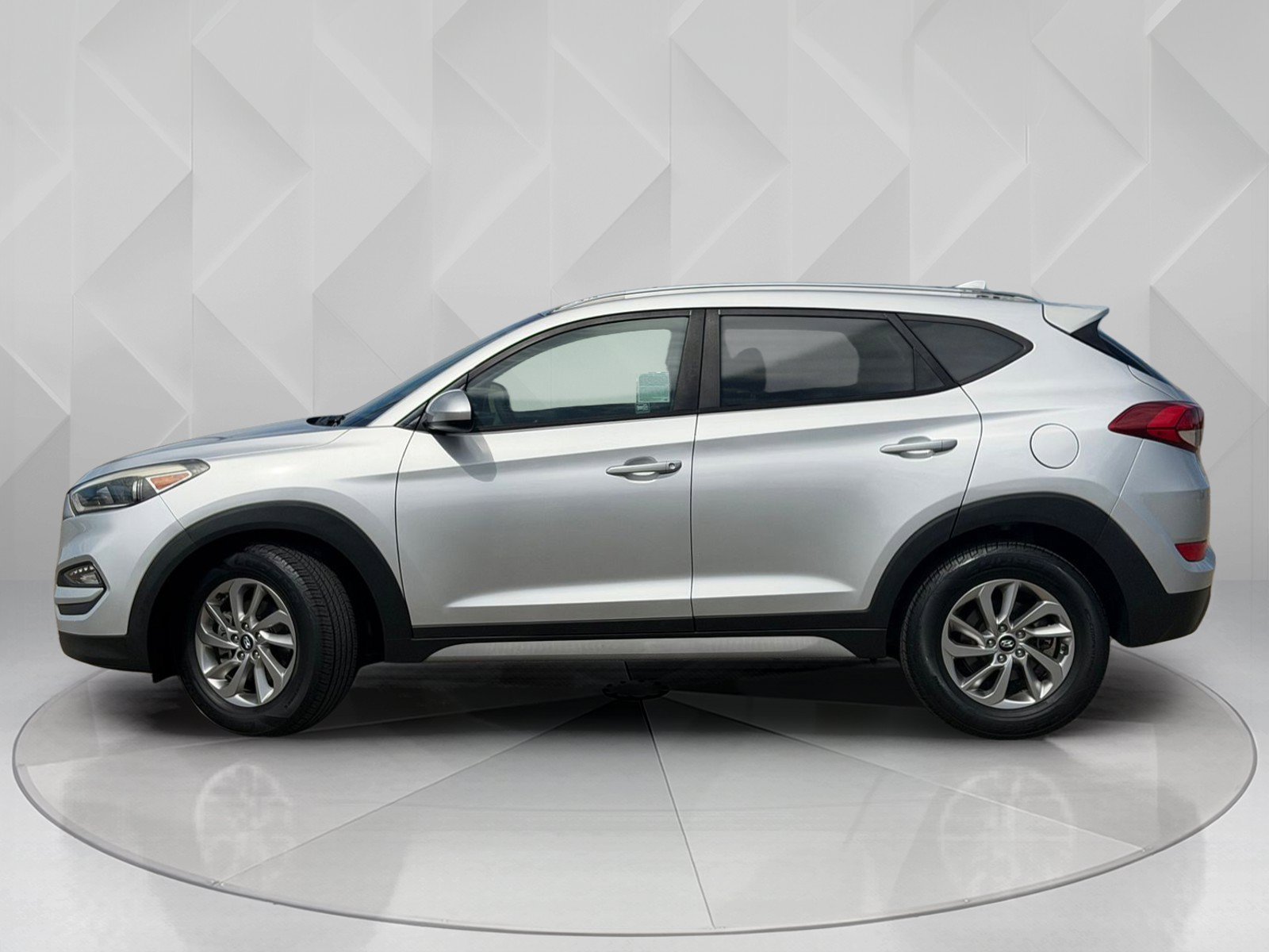 Used 2018 Molten Silver Hyundai SEL image 2