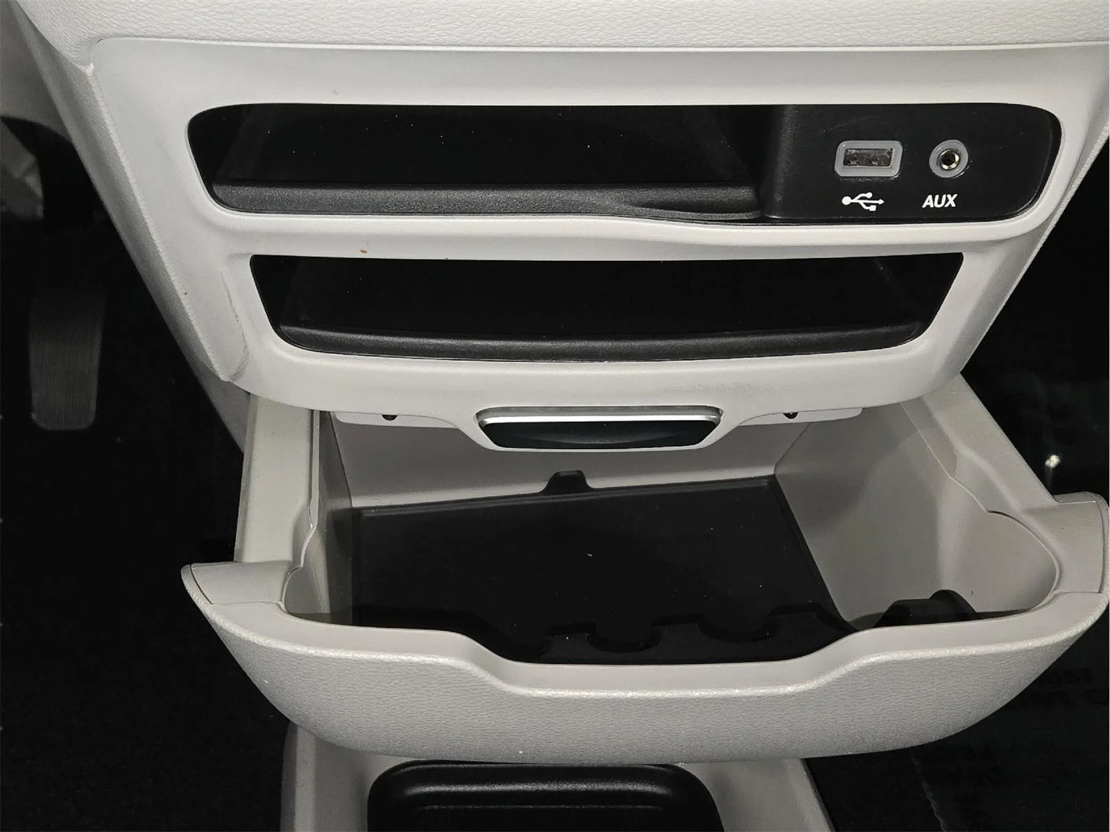 Used 2019 Granite Crystal Metallic Clearcoat Chrysler L image 23