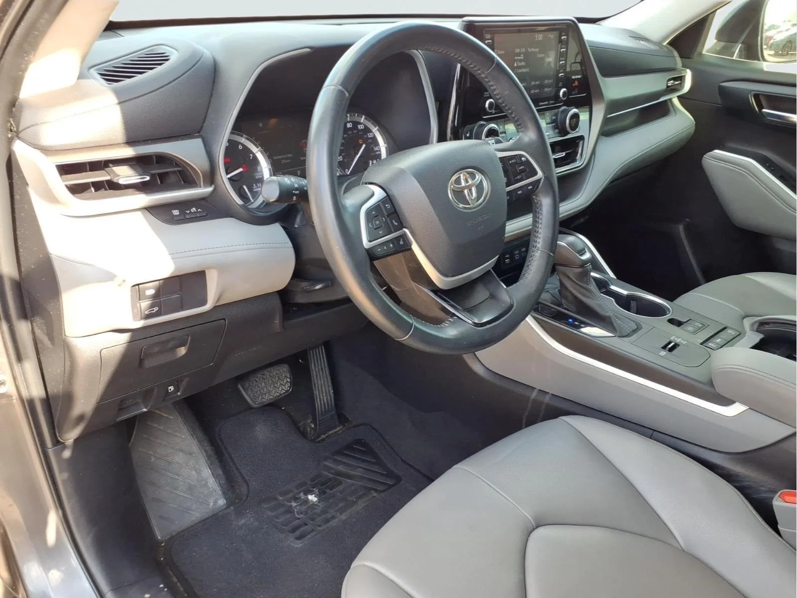 Used 2022 Magnetic Gray Metallic TOYOTA SUV image 17
