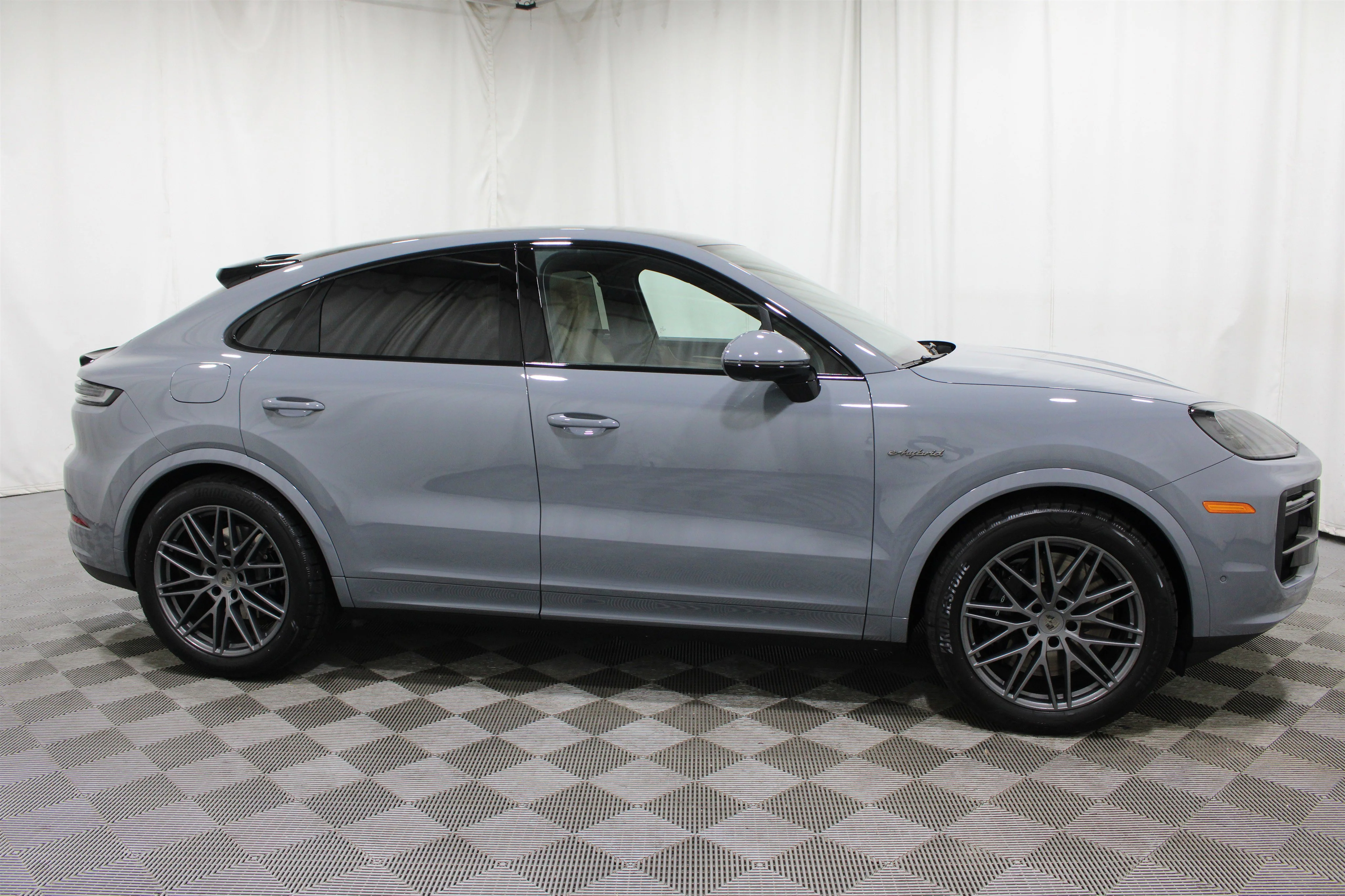 2025 Porsche Cayenne Coup Turbo E-Hybrid - Photo 32