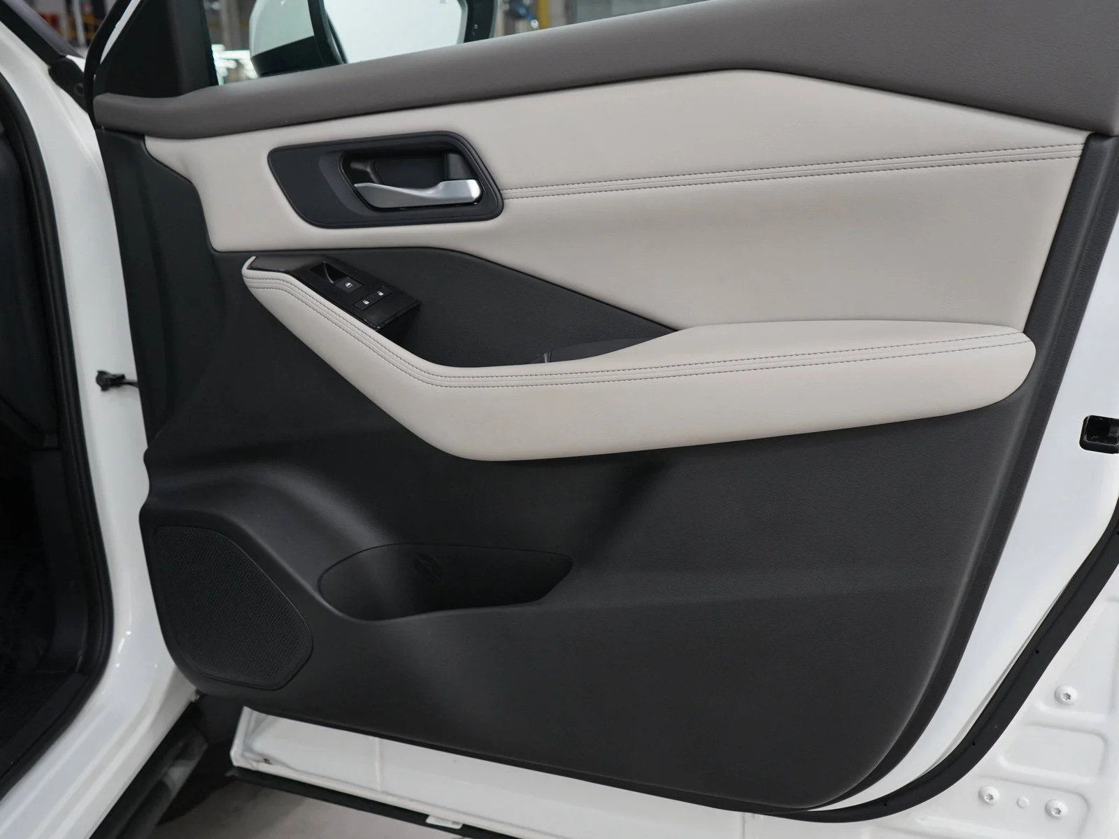 Used 2023 Pearl White Tricoat Nissan SV image 9