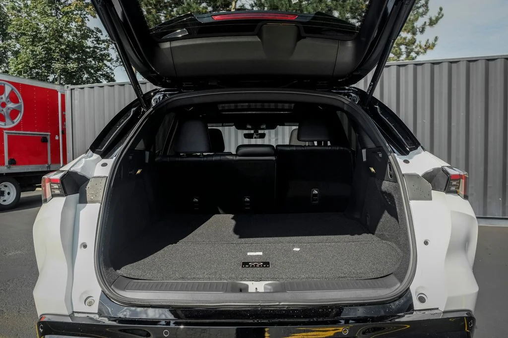 New 2027 2T RAD WHT INFINITI Sport AWD image 10