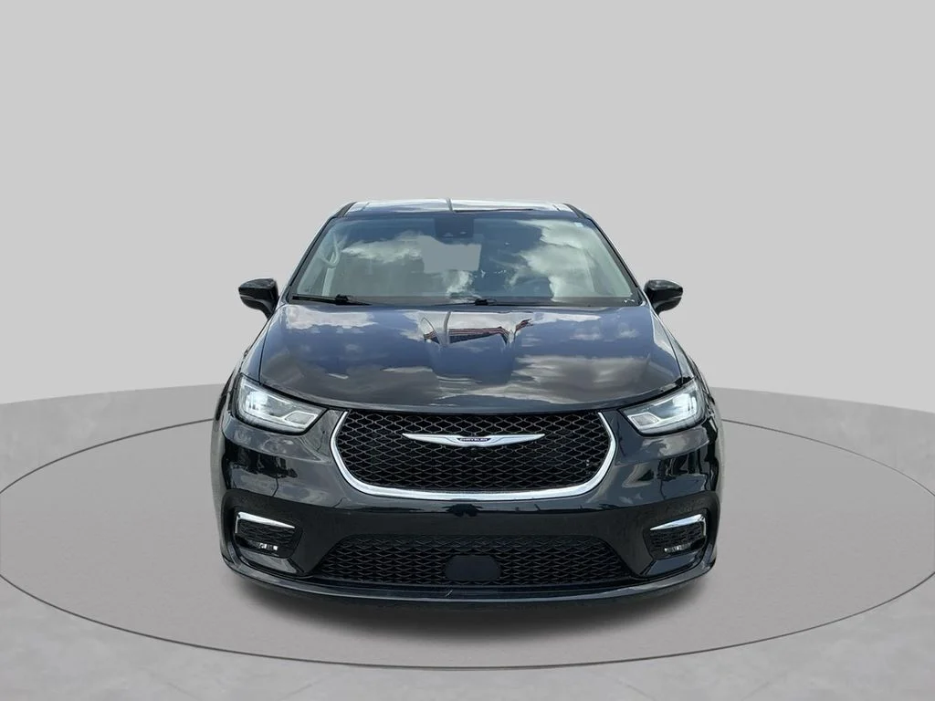 Used 2023 Black Chrysler Touring L image 17