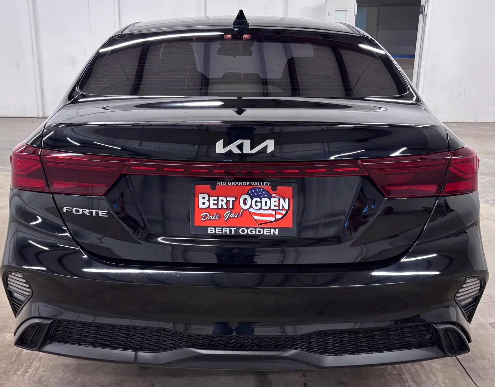 Used 2022 Black Kia LXS image 5