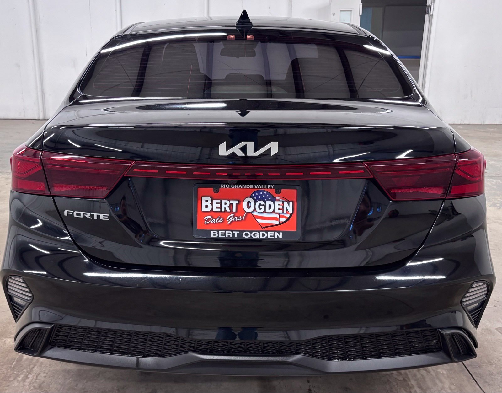 Used 2022 Black Kia LXS image 5