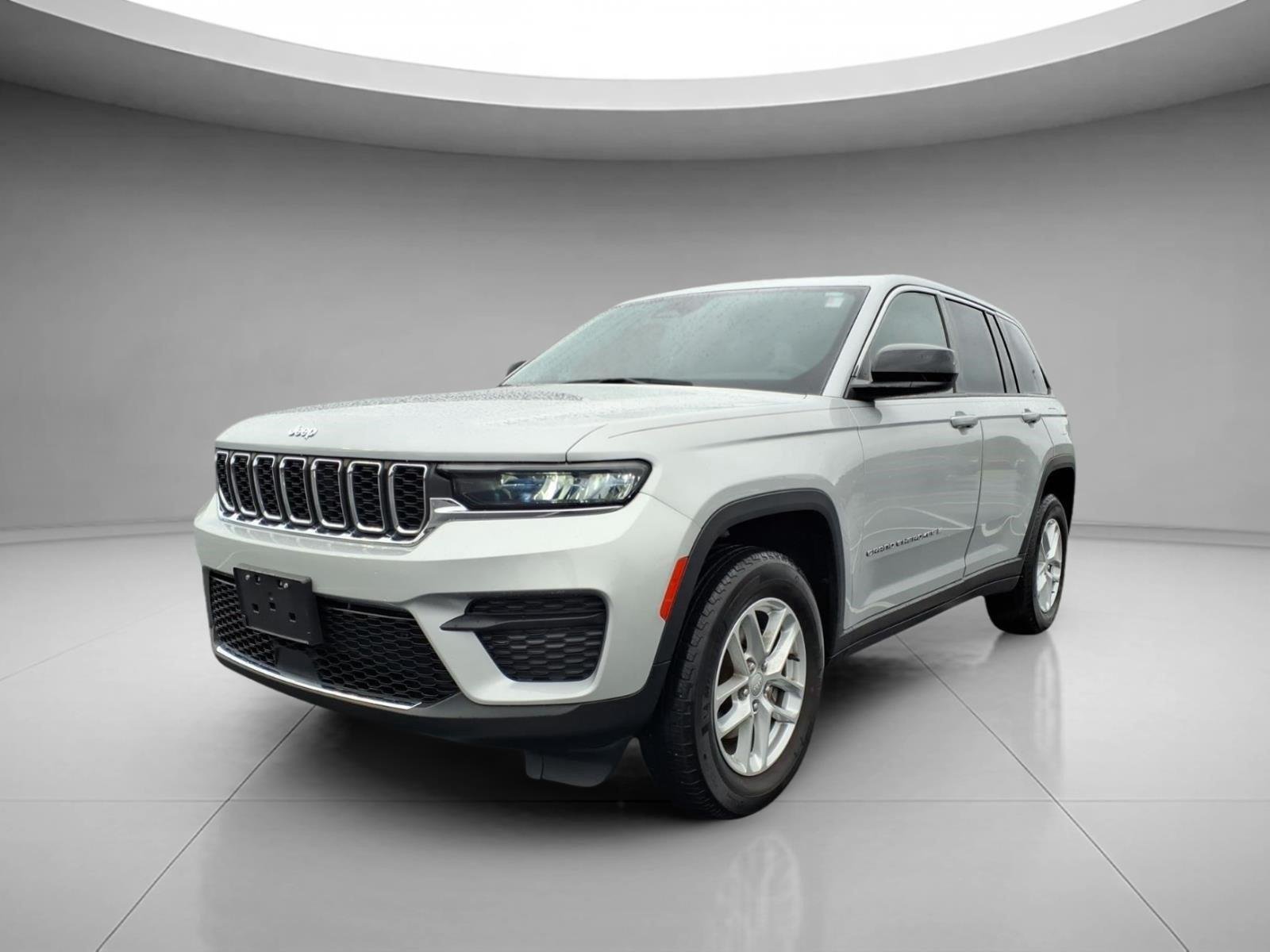 Used 2023 Silver Zynith Jeep Laredo image 1