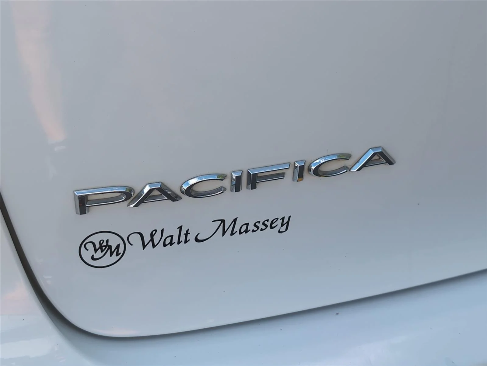 Used 2018 Bright White Clearcoat Chrysler Limited image 5