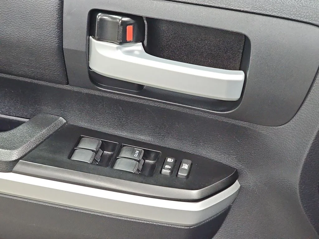 Used 2014 Silver Toyota SR5 image 30