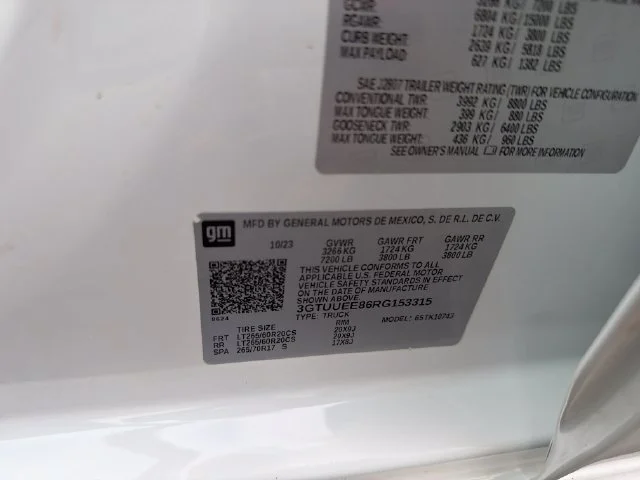 Used 2024 Summit White GMC AT4 image 40