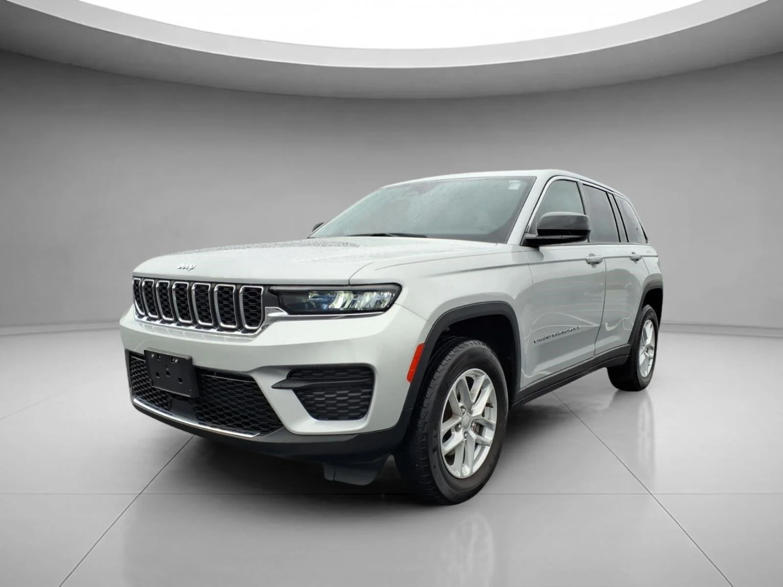 Used 2023 Silver Zynith Jeep Laredo image 1