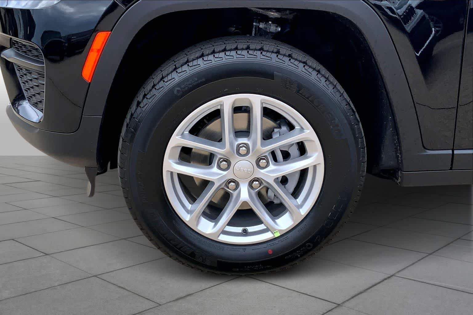 New 2026 Diamond Black Crystal Pearlcoat Jeep Laredo X image 11