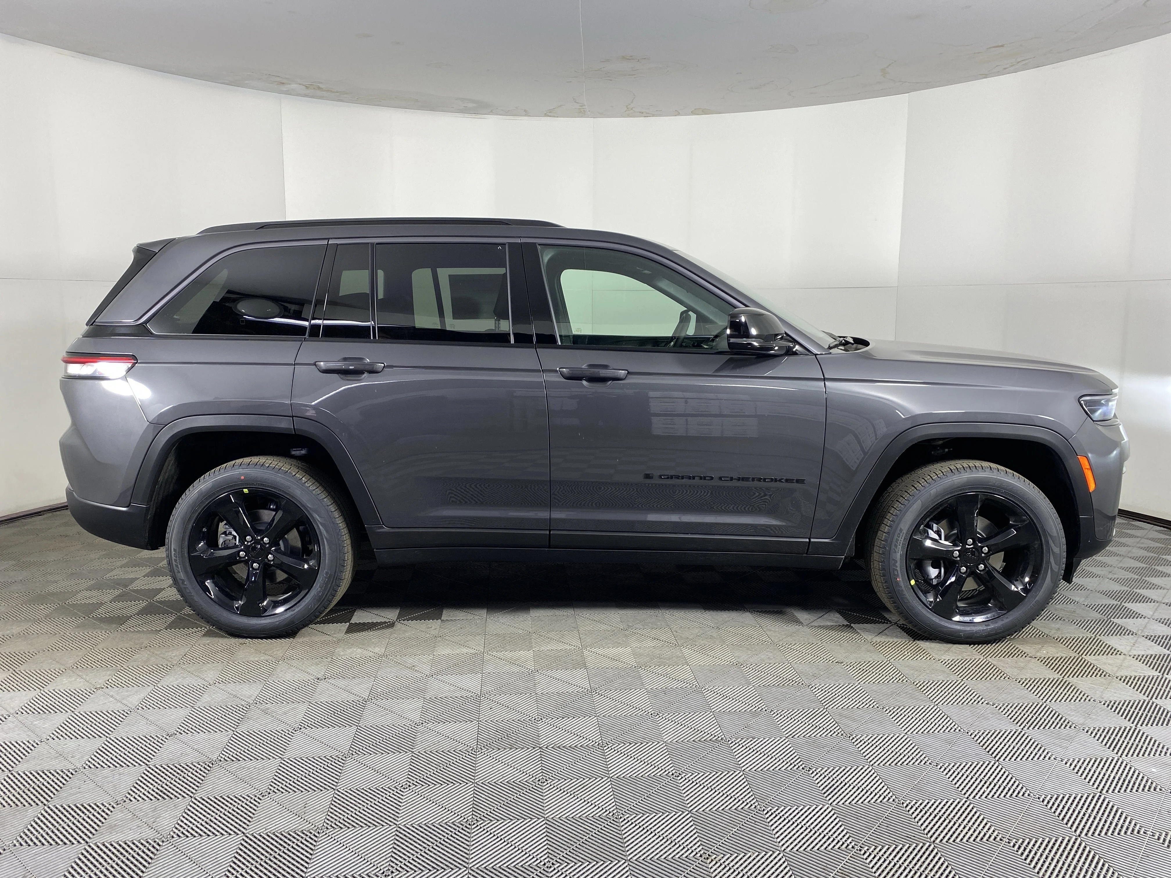 New 2026 Baltic Gray Metallic Clear-Coat Exterior Paint Jeep Limited image 7