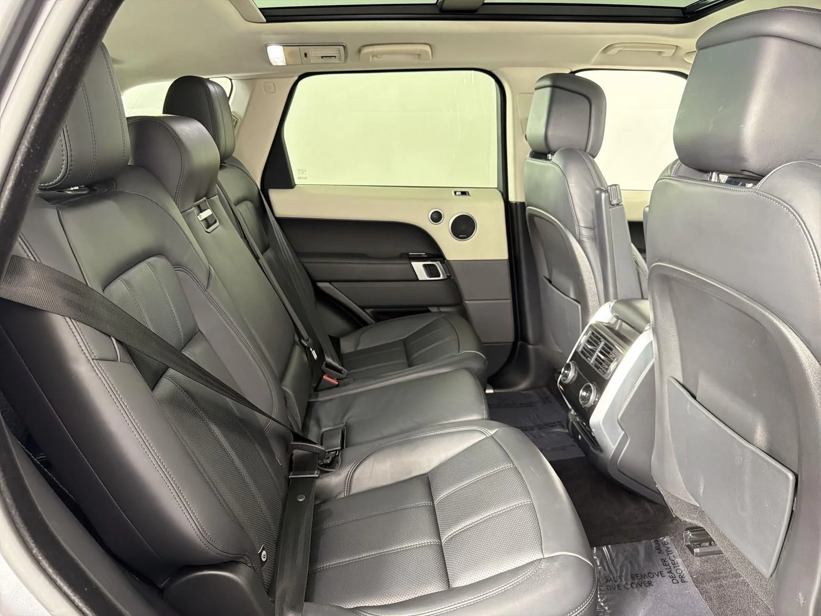 Used 2022 Eiger Gray Metallic Land Rover HSE Silver Edition image 31