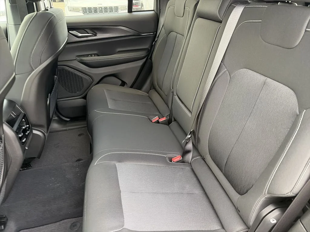 New 2026 Diamond Black Crystal Pearlcoat Jeep Laredo X image 29