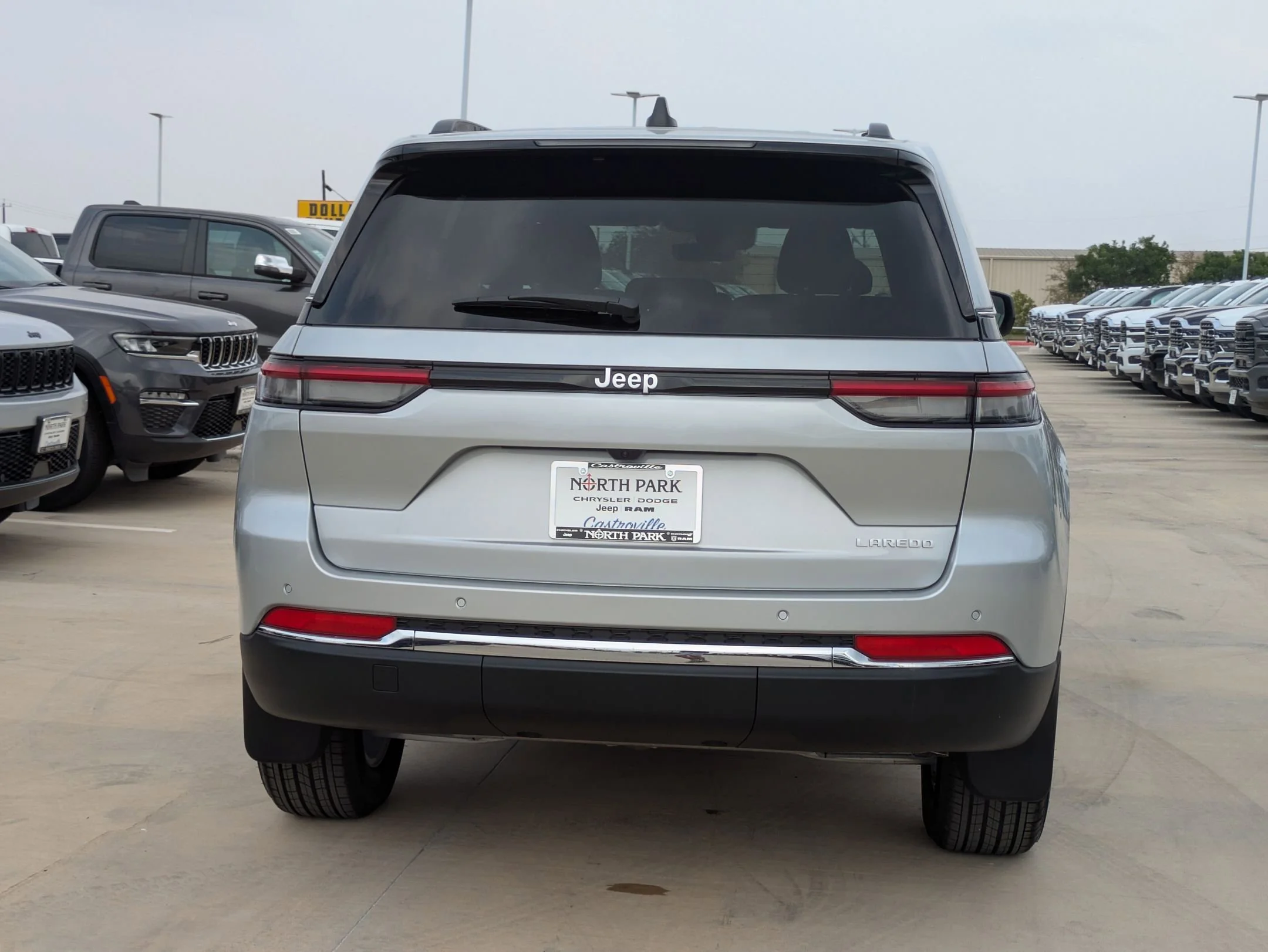 New 2025 Silver Zynith Exterior Paint Jeep Laredo image 4