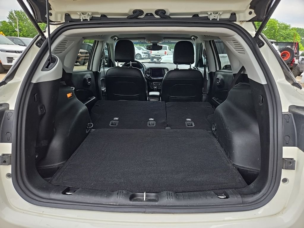 Used 2018 White Jeep Latitude image 83