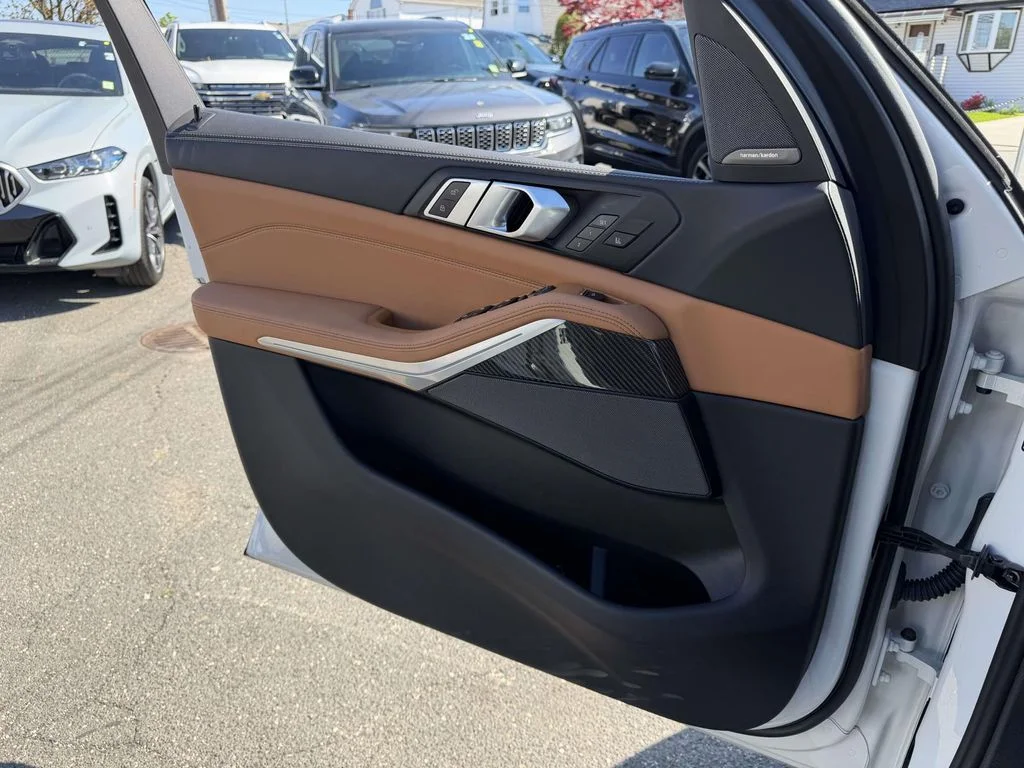 Used 2026 White BMW M60i image 21