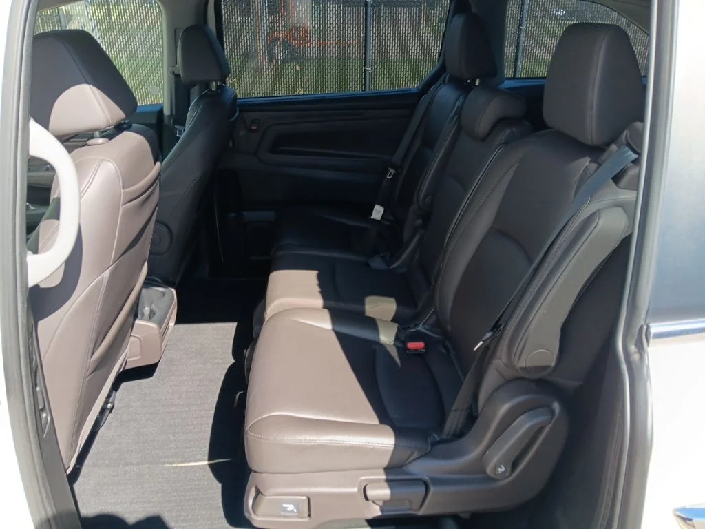 Used 2018 White Diamond Pearl Honda EX-L image 32