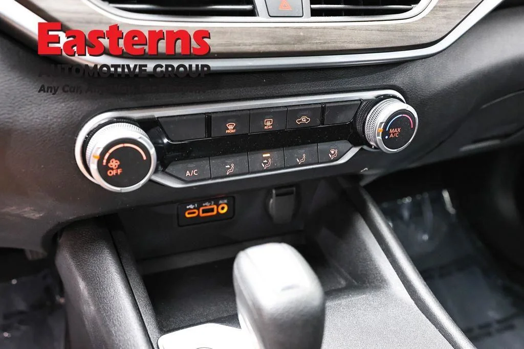 Used 2025 White Nissan 2.5 SV image 22