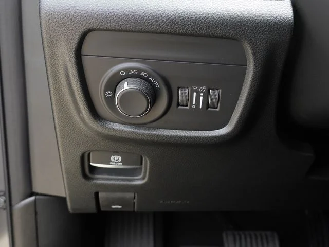 New 2026 Baltic Gray Metallic Clear-Coat Exterior Paint Jeep Altitude image 23