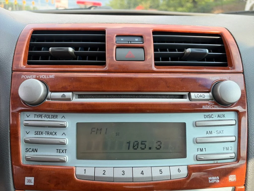 Used 2009 White Toyota XLE image 18