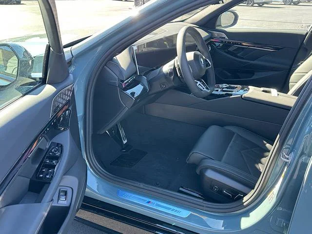 New 2027 Cape York Green Metallic BMW 550e xDrive image 4