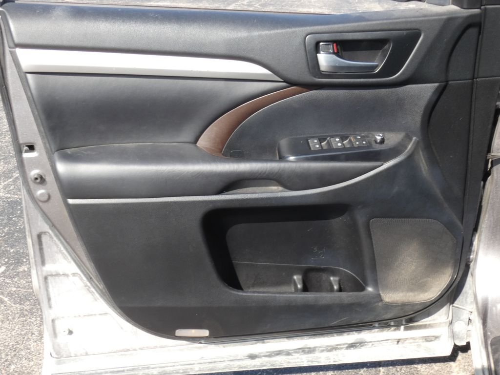 Used 2019 Gray Toyota XLE image 9