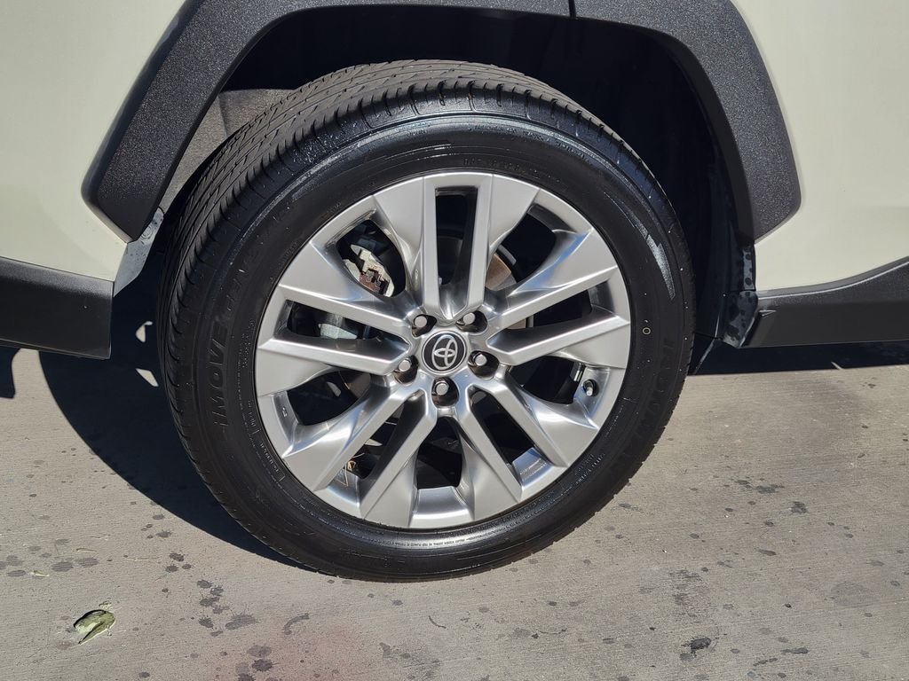 Used 2021 Blizzard Pearl Toyota XLE Premium image 5