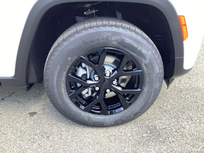 New 2026 Bright White Clearcoat Jeep Laredo Altitude image 9