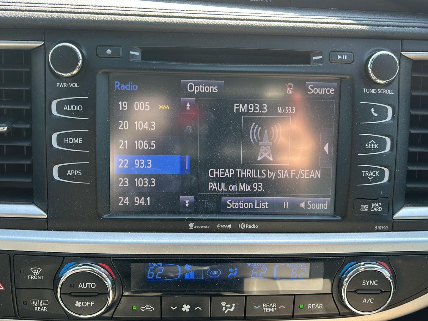 Used 2019 Toyota Highlander XLE with VIN 5TDJZRFHXKS607065 for sale in Kansas City