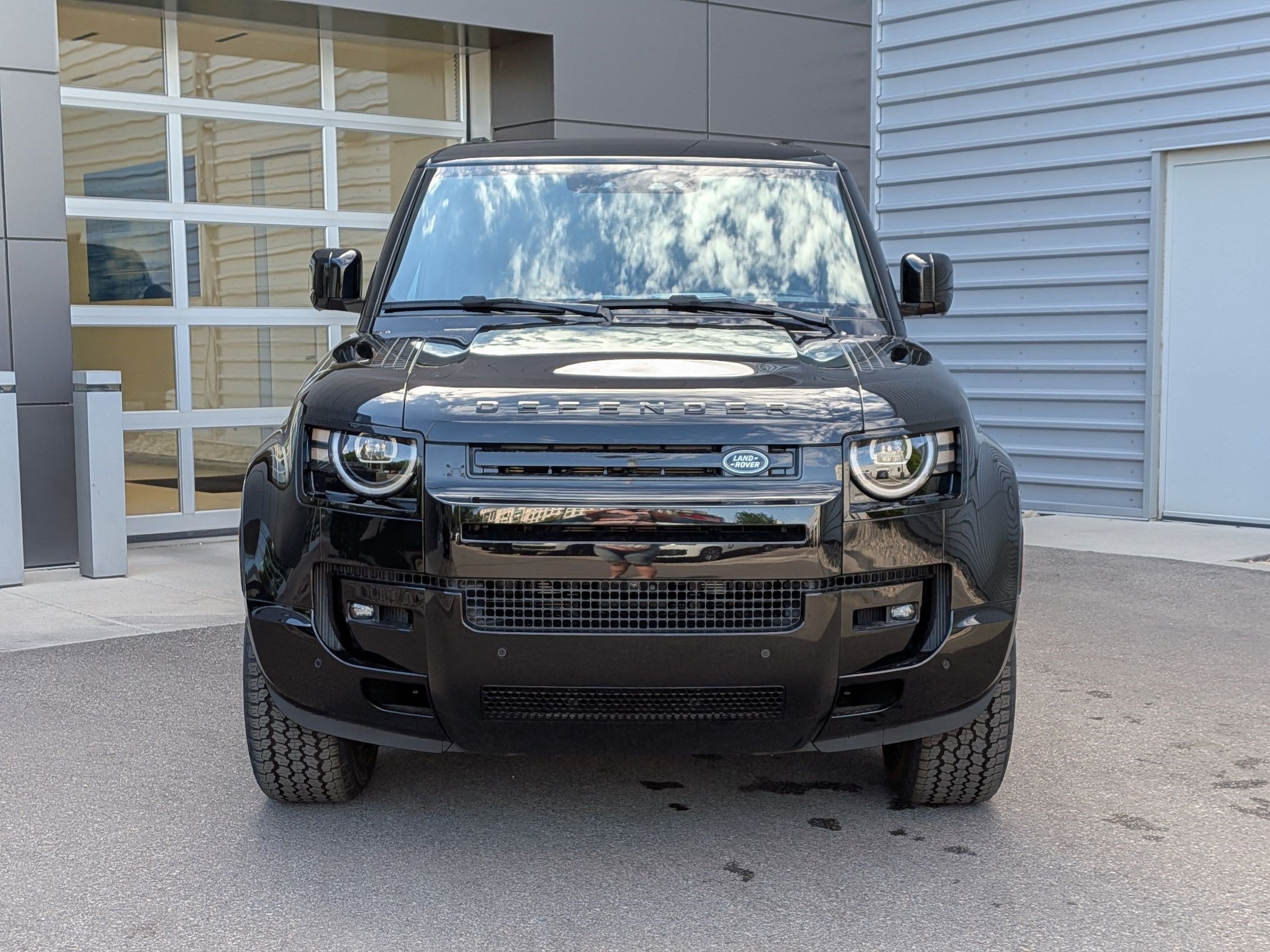 New 2026 Santorini Black Land Rover P400 X-Dynamic SE image 2