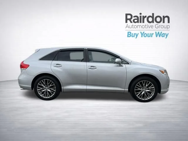 Used 2009 Classic Silver Metallic Toyota Base image 8