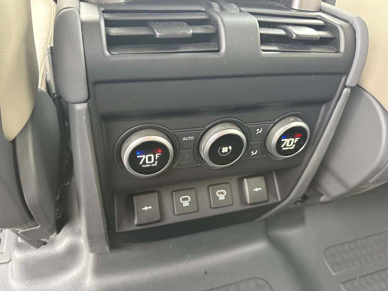 Used 2022  Land Rover SE image 12