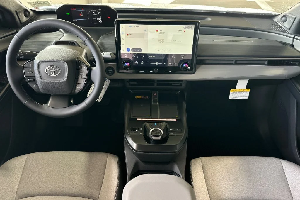 New 2027 Wind Chill Pearl with Midnight Black Metallic roof <sup>1</sup> Toyota  XSE image 15
