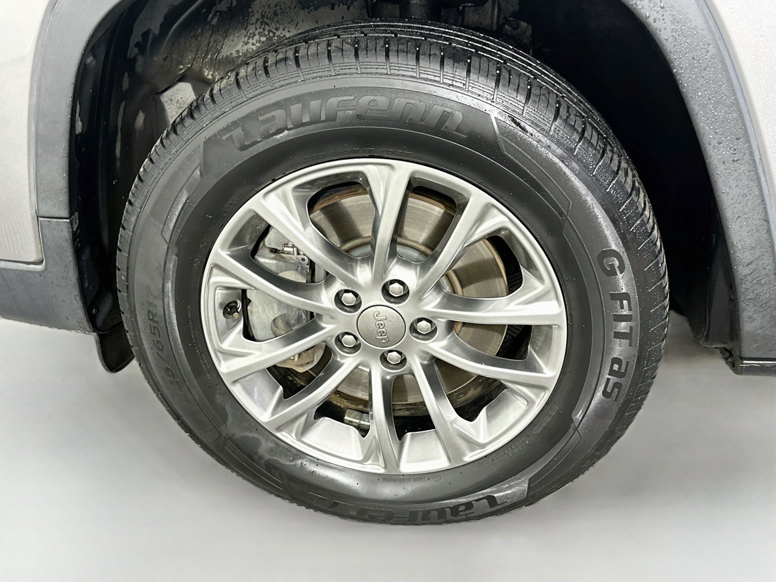 Used 2019 Billet Silver Metallic Clearcoat Jeep Latitude Plus image 29