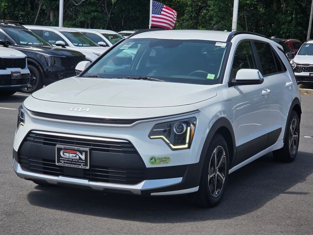 Used 2023 White Kia EX image 7