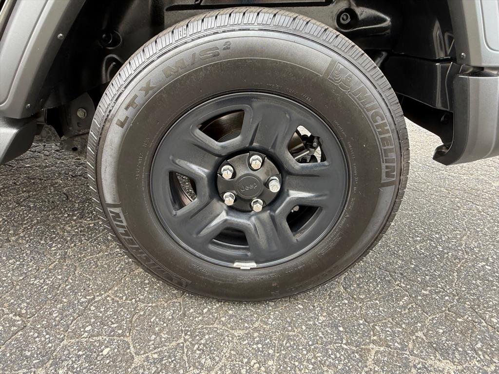 Used 2022 GRAY Jeep Sport image 13