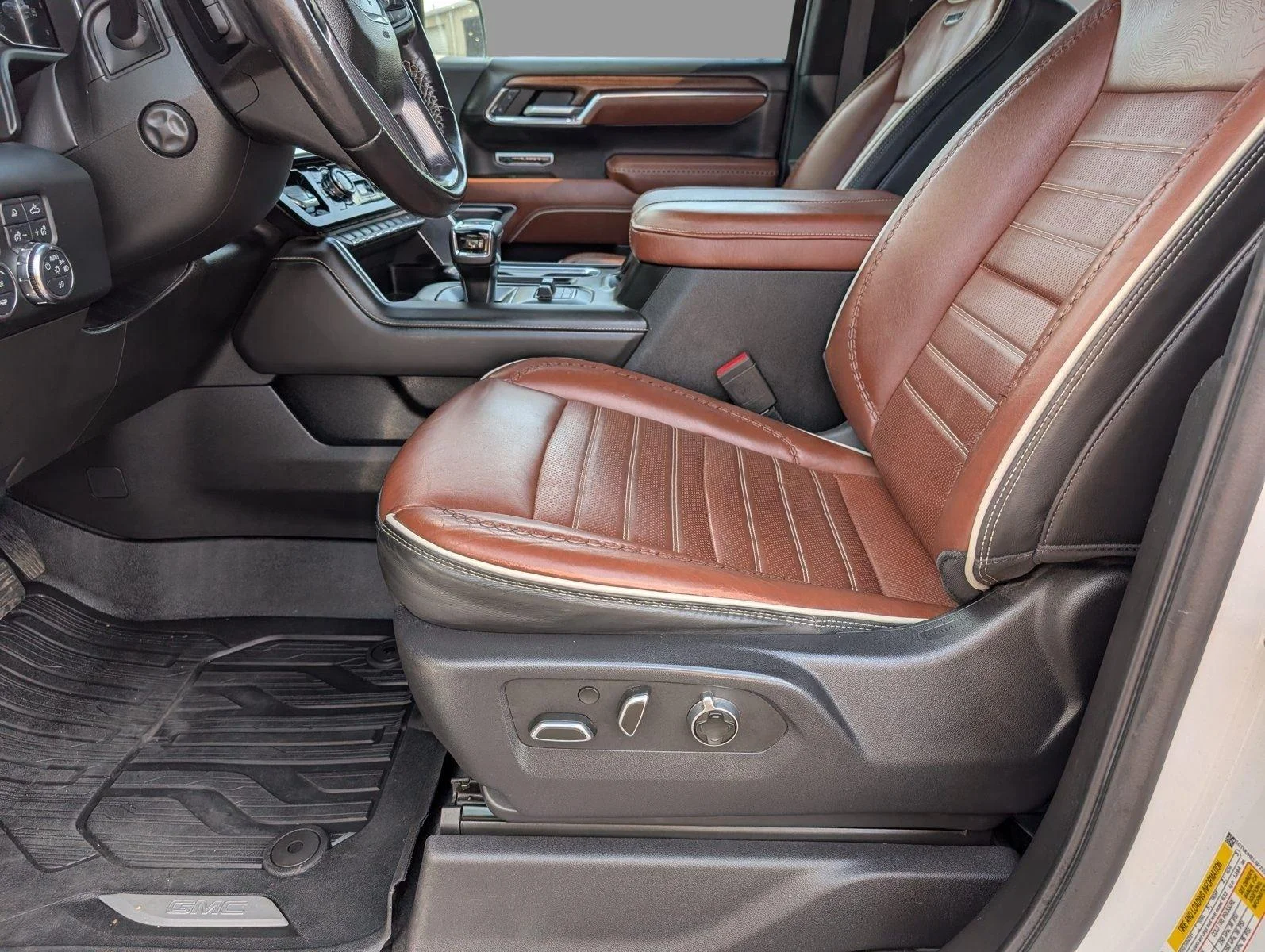 Used 2023 White Frost Tricoat GMC Denali Ultimate image 14