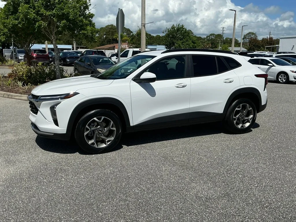 Used 2025 White Chevrolet LT image 2
