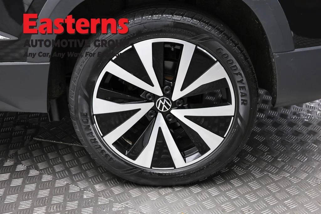 Used 2024 Black Volkswagen 1.5T SE image 8