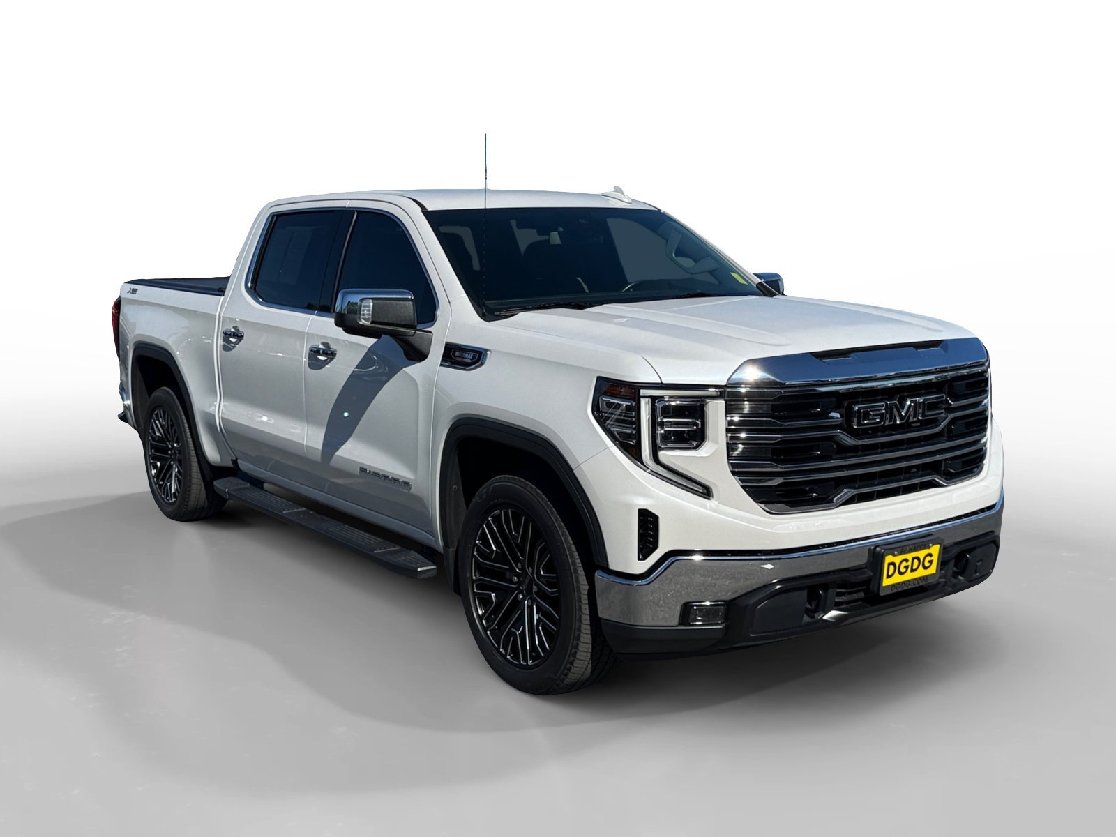 Used 2022 White Frost Tricoat GMC SLT image 7
